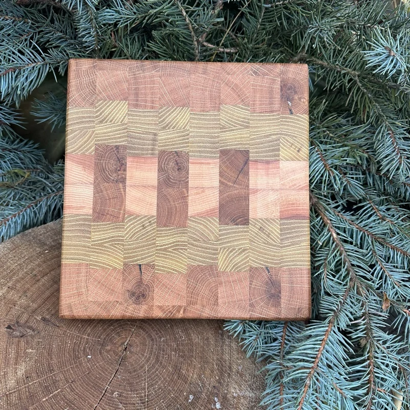 Čtvercové lepené prkénko z akátu