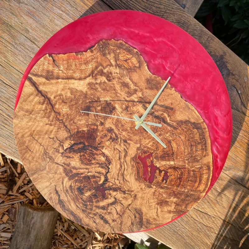 Rudý Horizont – designové epoxidové hodiny z masivu