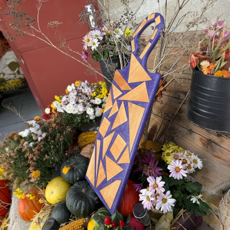 Designové prkénko s fialovou pryskyřicí