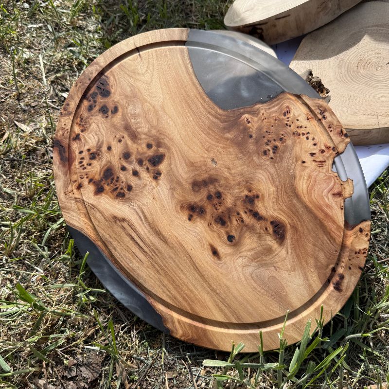 Designový kulatý tác z masivu a pryskyřice