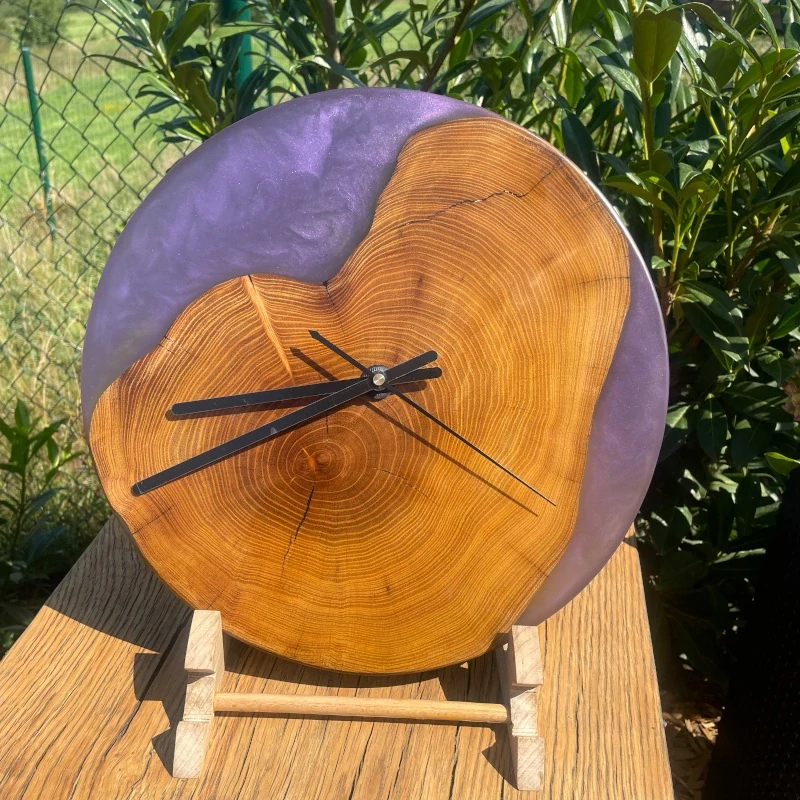 Fialová láska – designové epoxidové hodiny z masivu