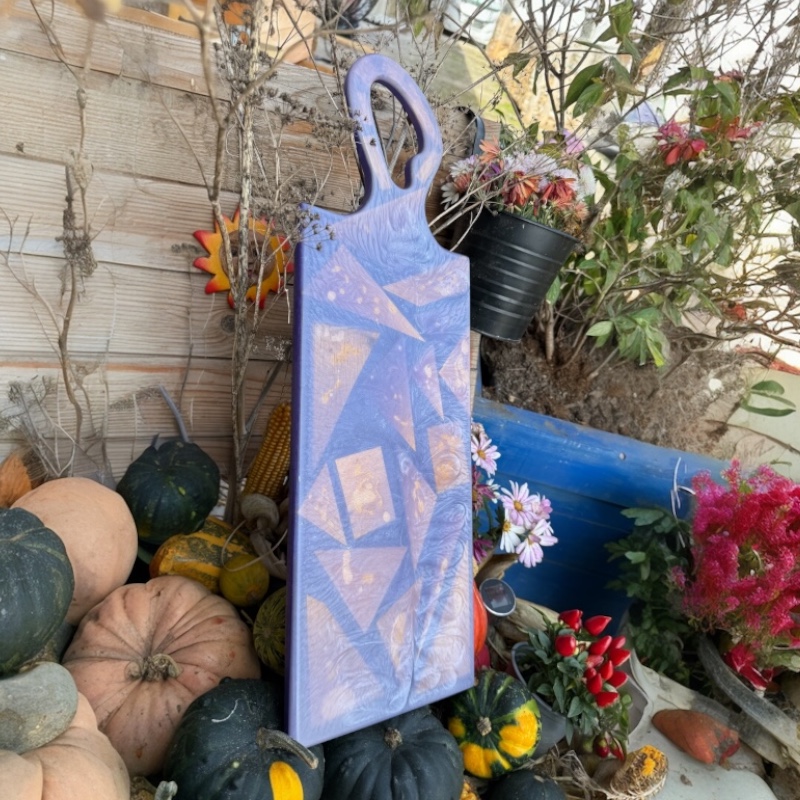 Designové prkénko s fialovou pryskyřicí