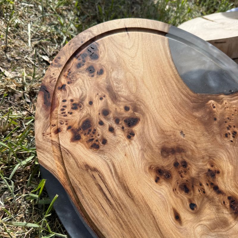 Designový kulatý tác z masivu a pryskyřice
