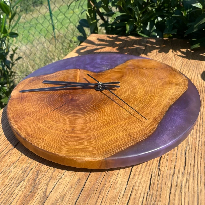 Fialová láska – designové epoxidové hodiny z masivu