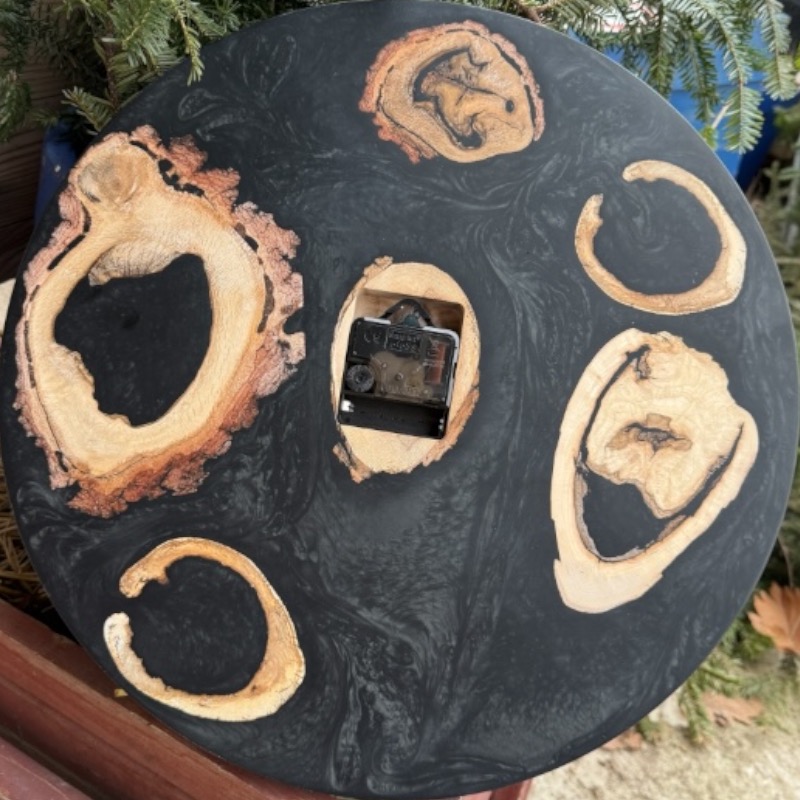 Polární galaxie – designové epoxidové hodiny z masivu