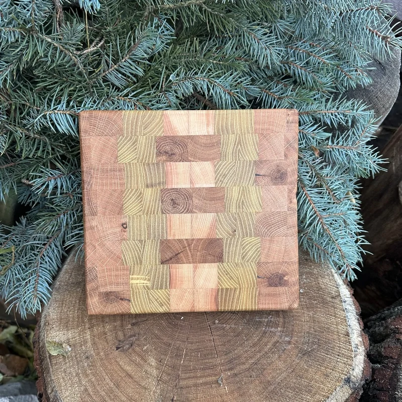 Čtvercové lepené prkénko z akátu