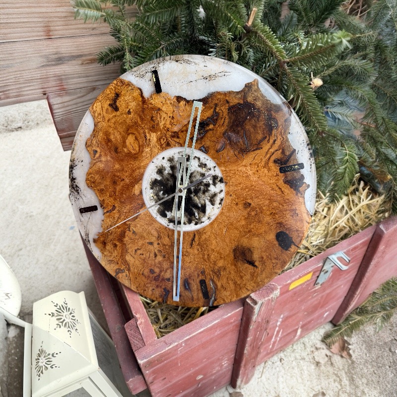 Zlatý Suk – luxusní epoxidové hodiny z masivu 