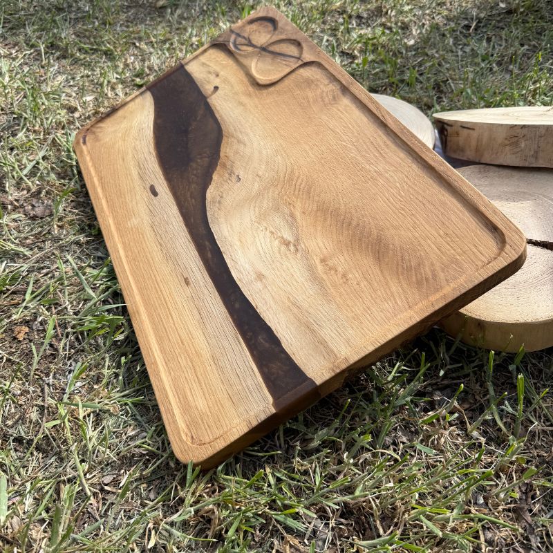 Designový servírovací tác z masivu a hnědé pryskyřice
