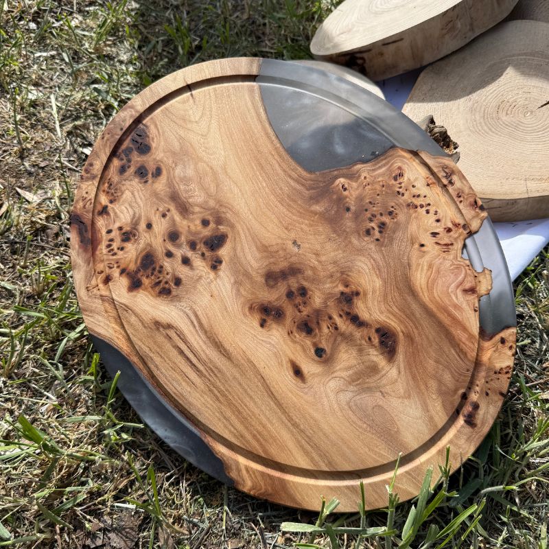 Designový kulatý tác z masivu a pryskyřice