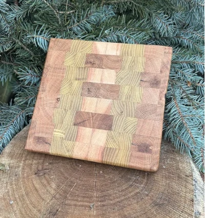 Čtvercové lepené prkénko z akátu