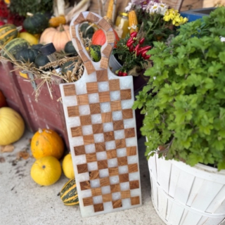 Designové prkénko s bílou pryskyřicí